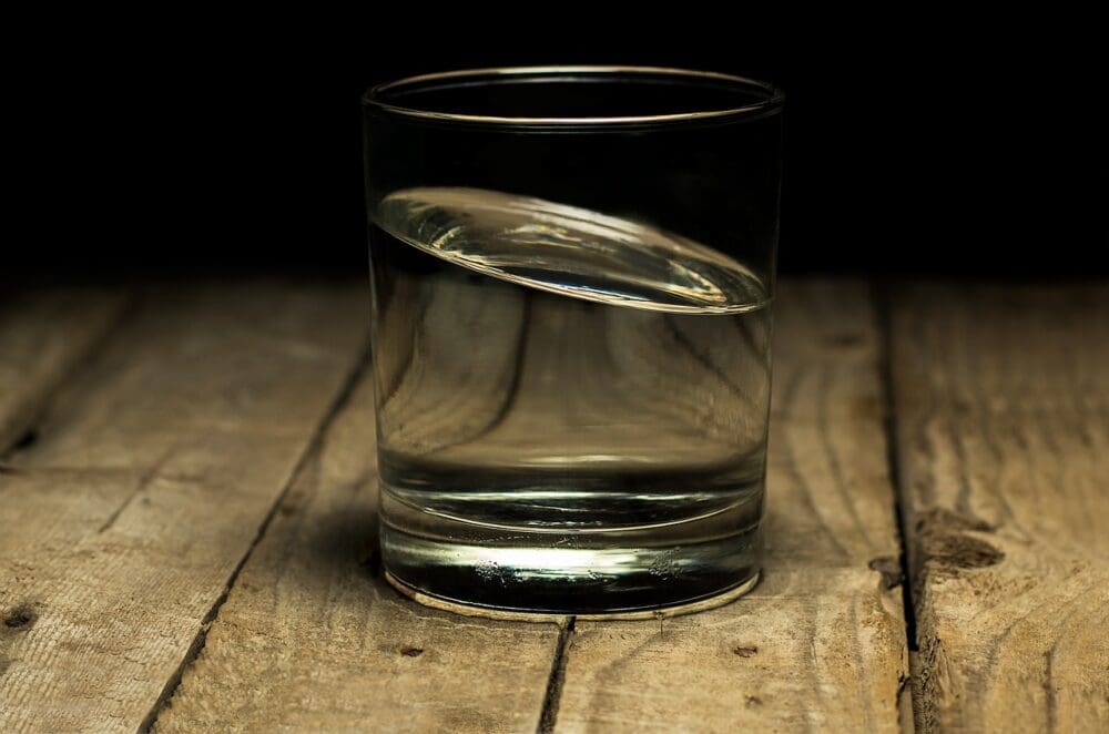 Glas Wasser - Halbvoll
